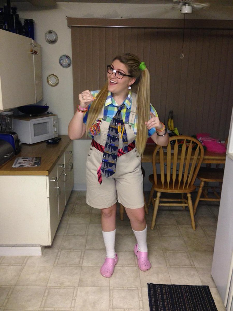Karlsss18's tweet photo. Hey fellow classmates! Here to remind you, don't forget your homework! 
Happy homecoming week😄📝 http://t.co/OFJFqDMdXe