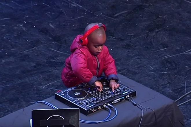 Mixmag's tweet image. We love you DJ Arch Jr. The 3 year old South African just smashed his @SAsGotTalent audition mixmag.net/read/three-yea…