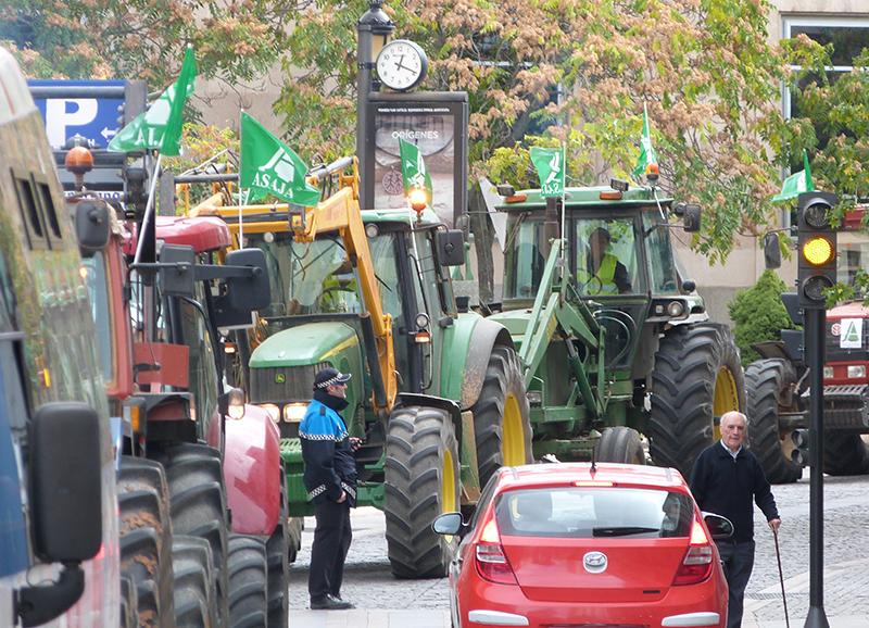 desdeSoria's tweet photo. Más de 300 tractores colapsan #Soria @ASAJASoria @ASAJACyL @AsajaNacional http://t.co/BcnplwTQsH http://t.co/9aG1wASsrS