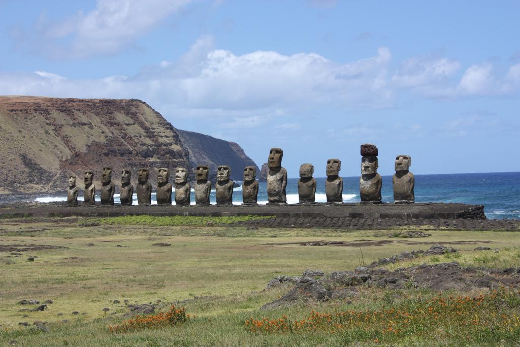 UniOfYork's tweet photo. "Why isolated Easter Island is the perfect spot for a marine reserve" by @Prof_CallumYork http://t.co/6fXOzFrVqM http://t.co/eEnOkdA9pa