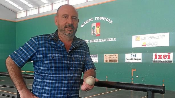 ASPEpelota's tweet photo. "Valentín, el hacedor de pelotaris de Iurreta" en Deia http://t.co/AHXXT0Xr2X http://t.co/dOhUioEvu3