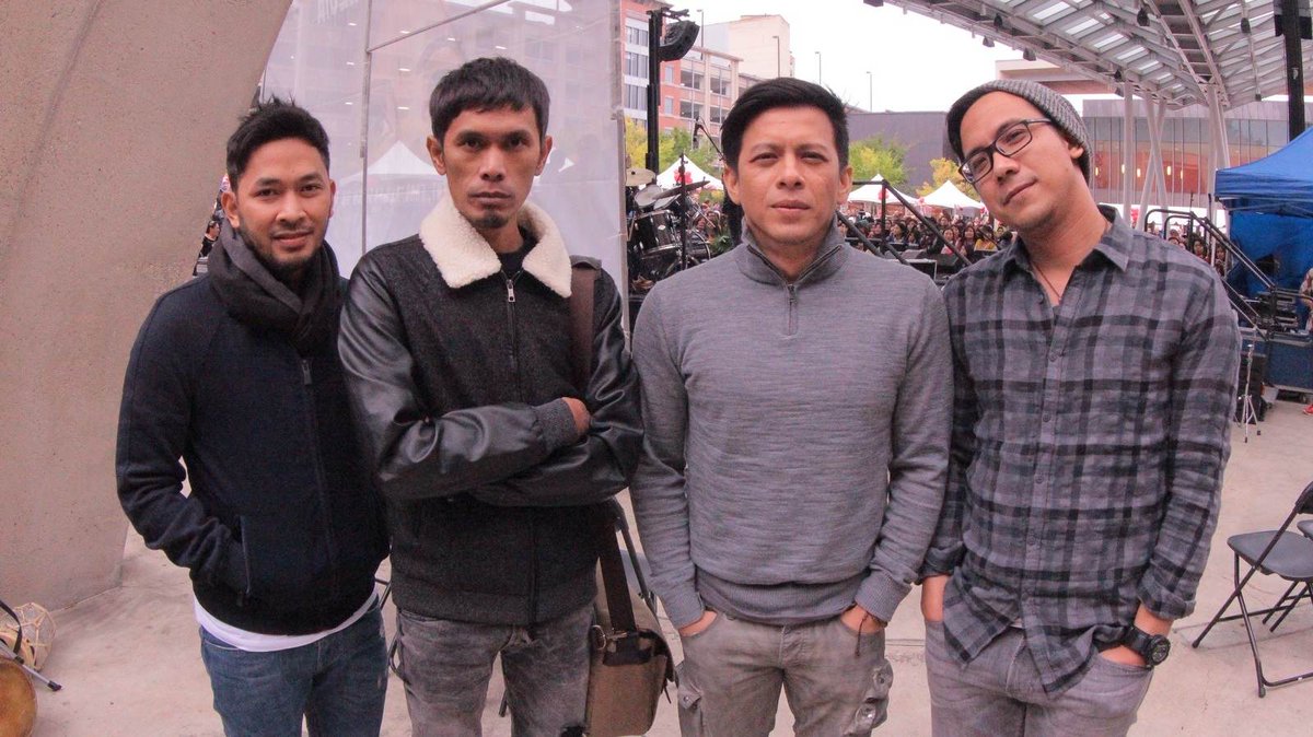 Pose dulu di back stage :D <a href="/R_besar/">Ariel Noah</a> <a href="/uki_kautsar05/">Mohamad Kautsar Hikmat</a> <a href="/Loekman_Guitar/">Loekman Hakim</a> <a href="/DorfelDave/">David Albert</a> #NoahGoesToUSA