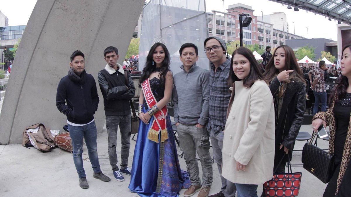 Juga sempat foto dengan pengisi acara lain, di antaranya Miss Indonesia for Miss Asia USA #NoahGoesToUSA