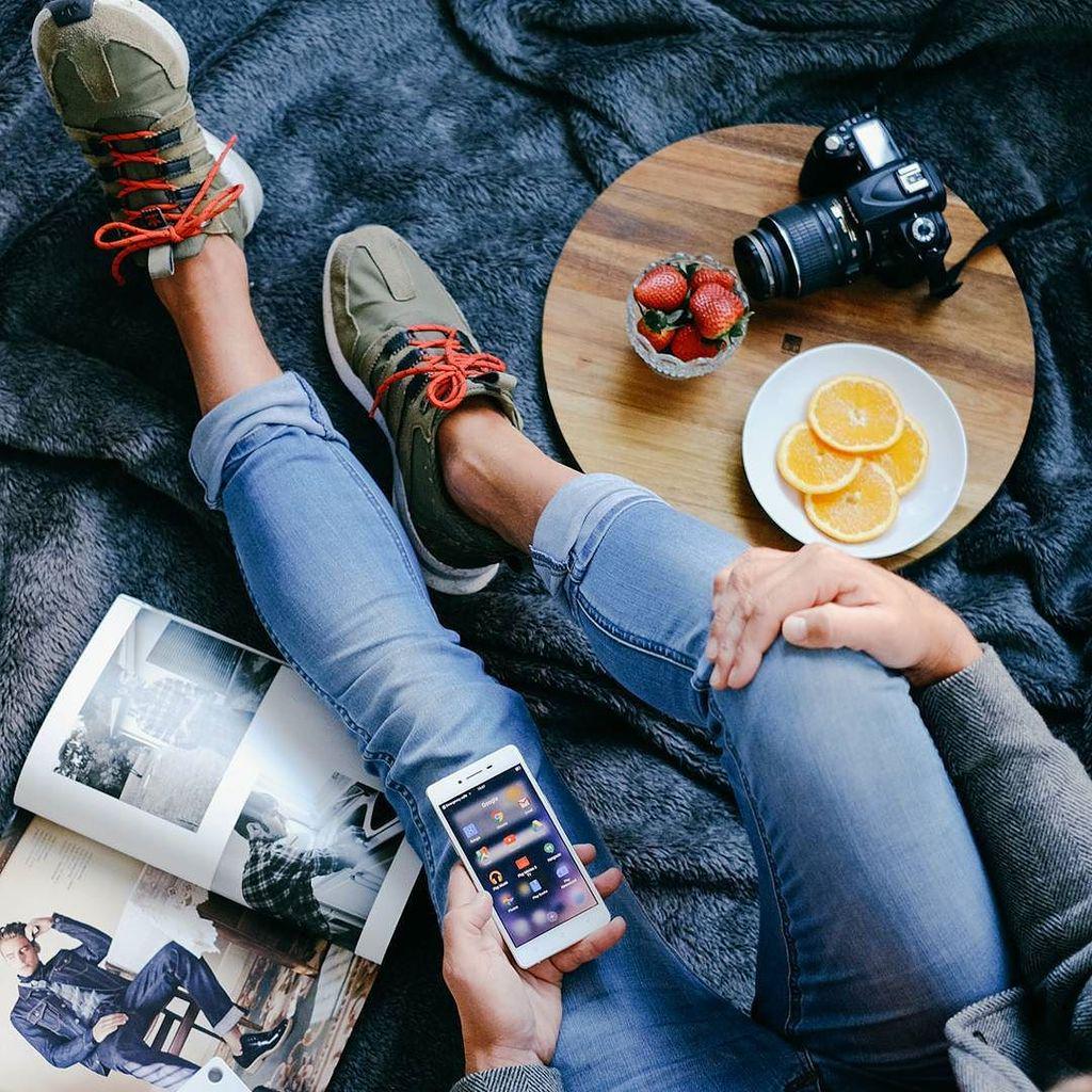 oppo's tweet photo. Afternoon break.  Fruit, art &amp; my R7. How are you spending your afternoon break?  #breakti… http://t.co/Xpsd0JN4RB http://t.co/Mf5sZxJdJ0