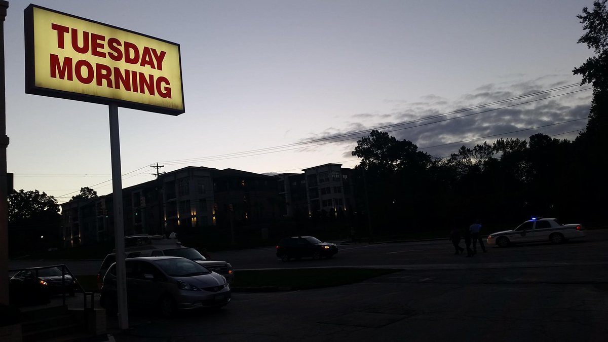 YonPom's tweet photo. Must be hell changing the sign everyday.... http://t.co/lltth96CRC