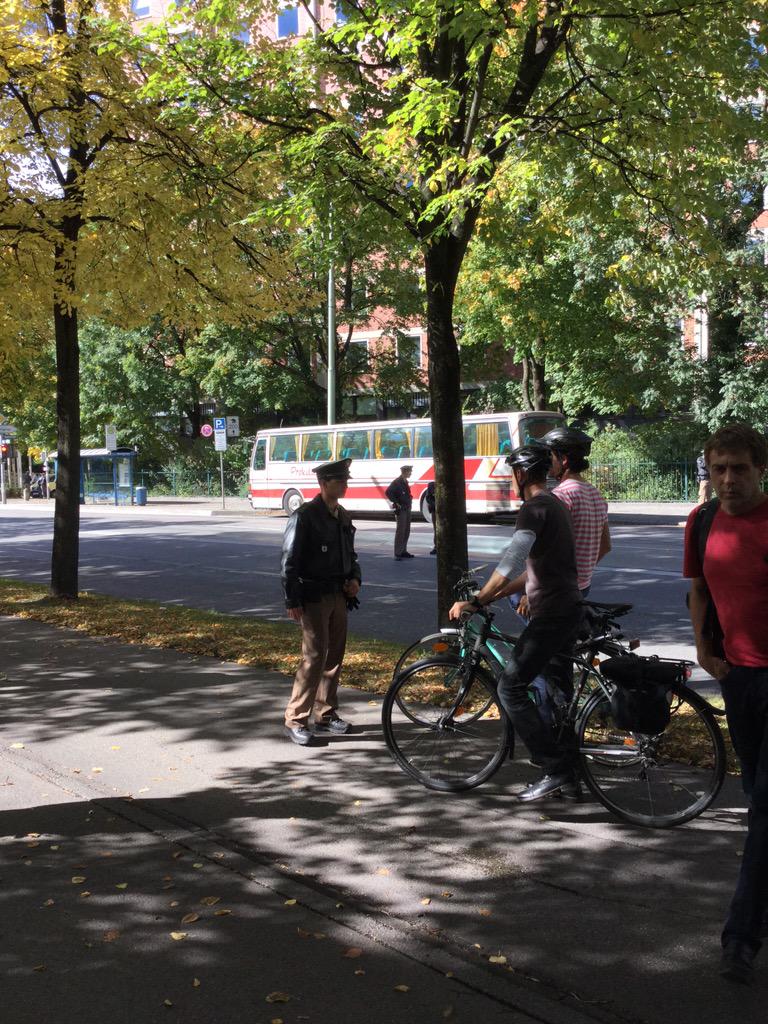 An der Erhardtstraße kommen immer wieder ahnungslose Radler entlang, die Polizei schickt sie weg <a href="/DeutschesMuseum/">Deutsches Museum</a>