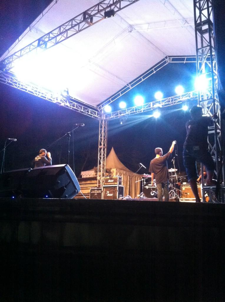 Prepare sound check untuk performance besok di acara "3SKA FEST" SMKN 3 DENPASAR.