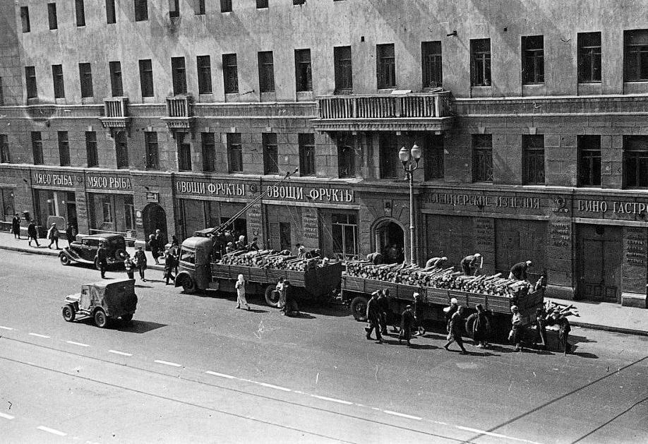 Грузовой троллейбус на ул.Горького. Москва. СССР.  1941 г.