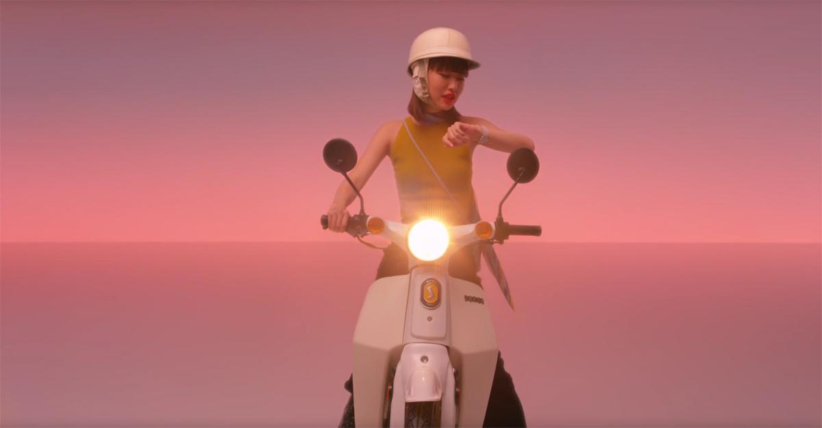 CreativeReview's tweet image. Apple has released a set of cute product-demo ads for the Apple Watch. But do they do enough? bit.ly/1Pgkyi7