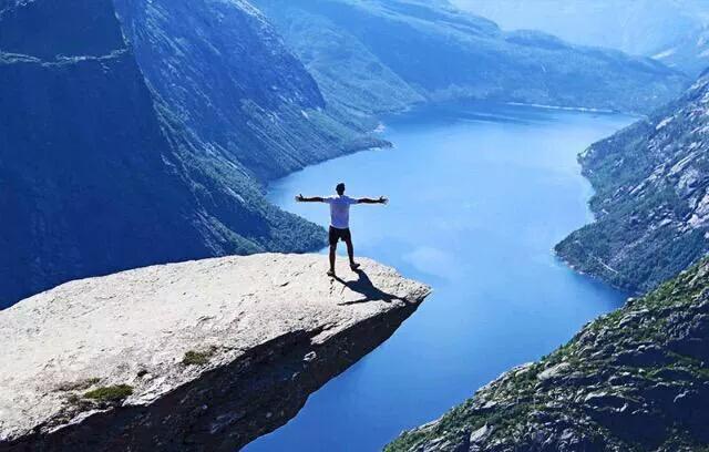 earthposts's tweet photo. Trolltunga, Norway. A rock formation hanging 2,000ft over the water below 😁😨😳 http://t.co/HExgMYHJ6O
