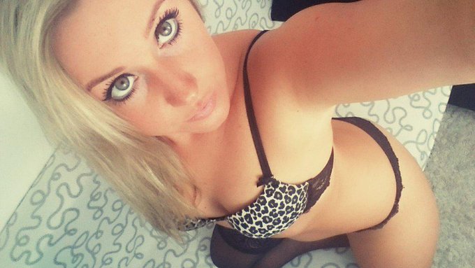 Hey s&uuml;&szlig;en jetzt vor der Cam online auf http://t.co/KSppN80nCK  Wer will es versaut und dreckig? ;)  Kommt<a href="/tag/camgirl"class="tags"><span>#camgirl</span></a>