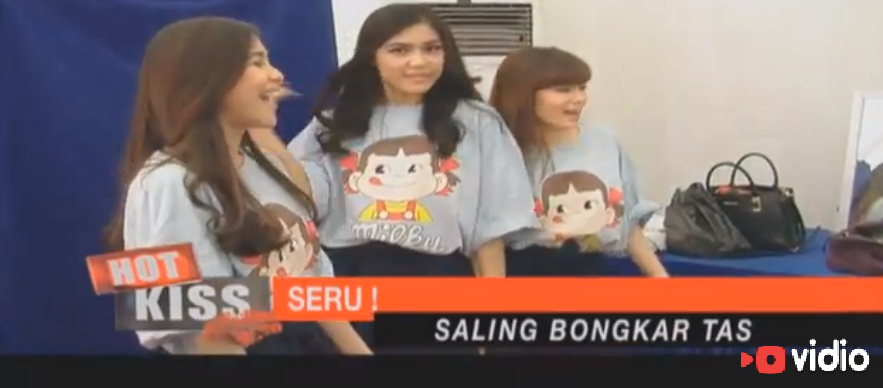 Indosiar's tweet photo. Inilih kehebohan @Cherrybelleindo saling bongkar tas, klik video http://t.co/A3ddZVghDB http://t.co/ezpvLNbZHB