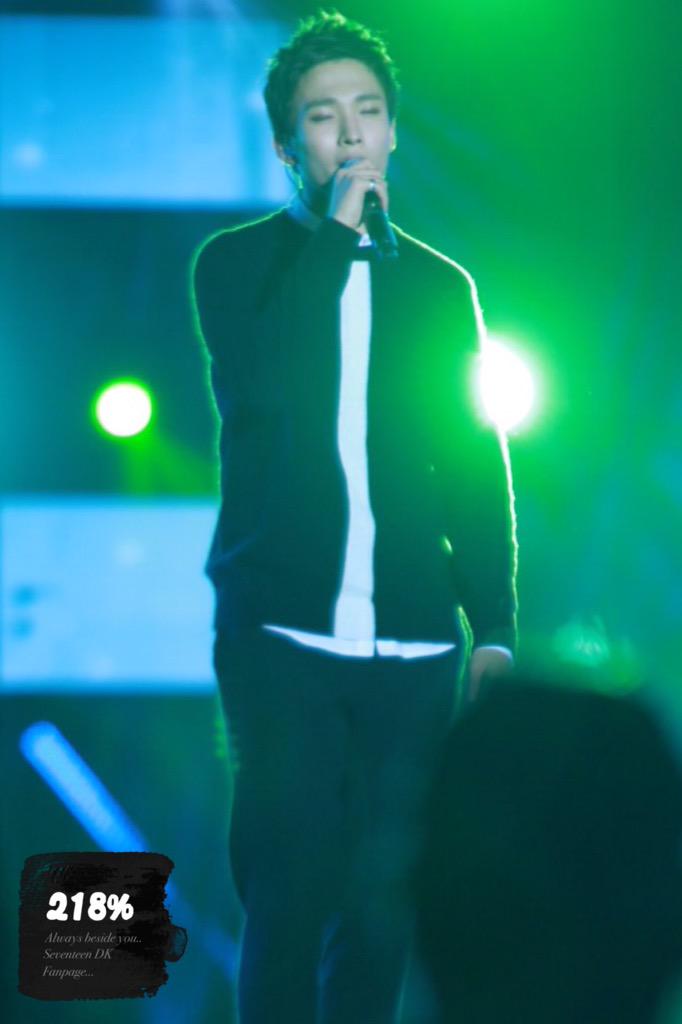 218percent's tweet photo. 151006 더쇼 시청특집 프리뷰 
아..무대위에서 노래하는게
제일 멋있는 천상 가수 도겸이😍
#세븐틴 #석민 #도겸 @pledis_17 
오늘도 너한테 또 반해.. 👀🙆🏻 http://t.co/gM2nasEpoP