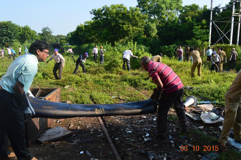 MCS_Workshop's tweet photo. Swachh Bharat  Abhiyaan on 03/10/15 @MCS_Workshop @eastcoastrail @RailMinIndiawas #SwachhBharatabhiyan.. http://t.co/oLQryTeCqg