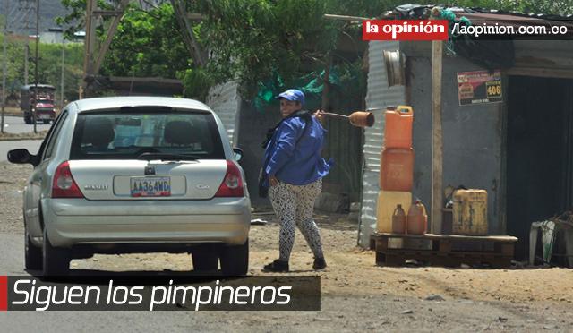 laopinion_col's tweet image. Sigue la venta de gasolina en pimpinas, de contrabando y nacional. bit.ly/1Q4cVJM