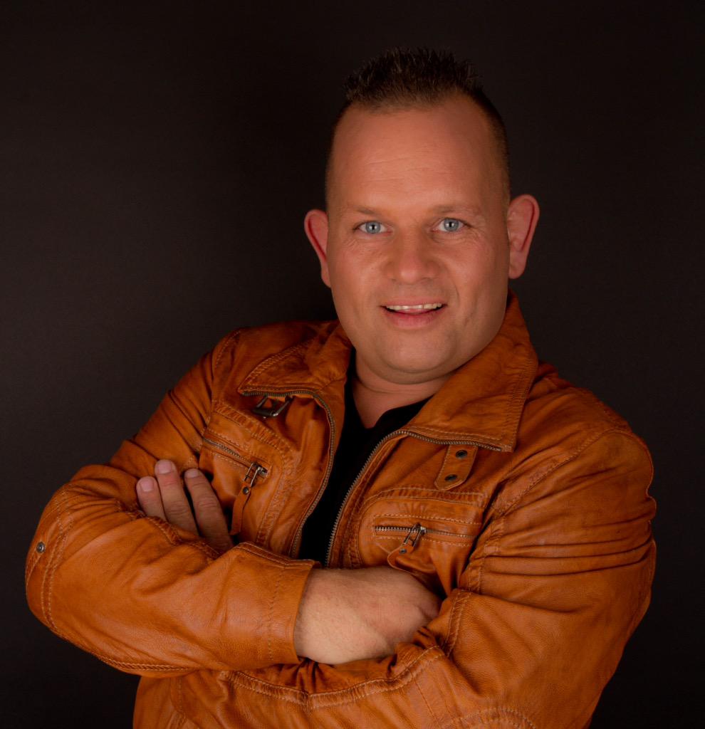 Zaterdag 10-10 | Lytse Hille live | 22:00 gratis entree | vol=vol <a href="/LytseHille/">LYTSE HILLE</a>