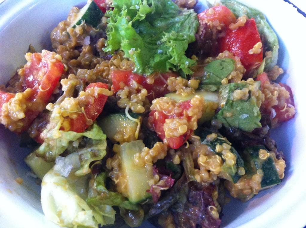 Ensalada de quinoa en <a href="/taperiaorganica/">Astrid Tapas</a> 😋