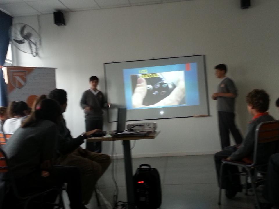 conectadosnfs's tweet photo. Tomi y Jus afirman que ellos aprenden con los video juegos #ideasnfs http://t.co/pukwZmaX5l