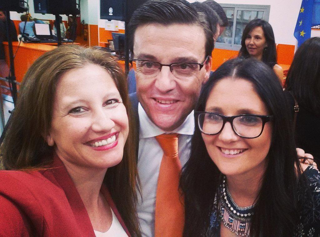 EvenCon2Tacones's tweet photo. #selfie #clientescontentos #bricomart #makyre #eventos #con2tacones #sevilla http://t.co/x9P2bIV2lH