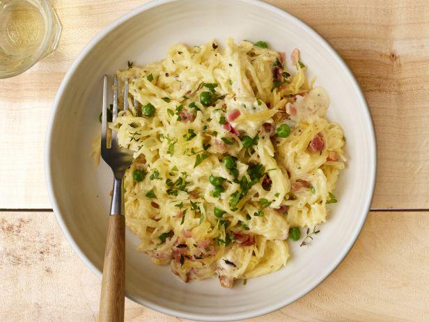FoodNetwork's tweet image. Alfredo sauce can be guilt-free when you pair it with Spaghetti Squash! Get #FNMag's recipe: foodtv.com/3t5rt.