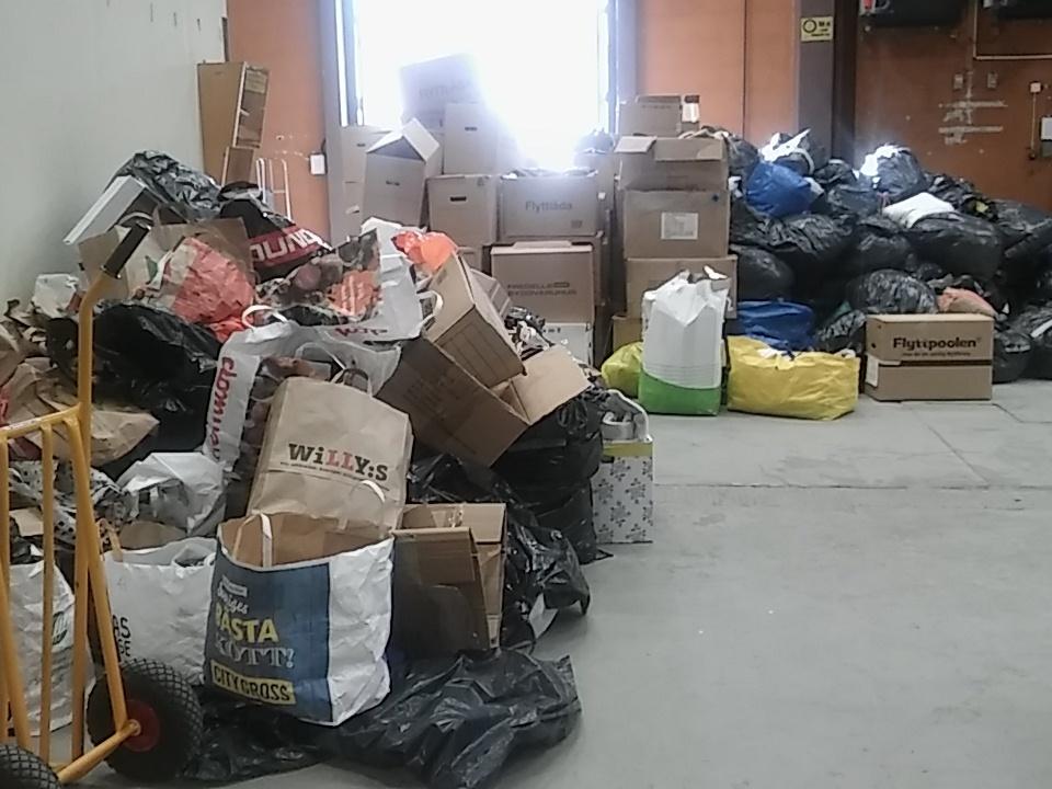 En del av det som folk har lämnat in för flyktinghjälpen men som inte har blivit sorterade.