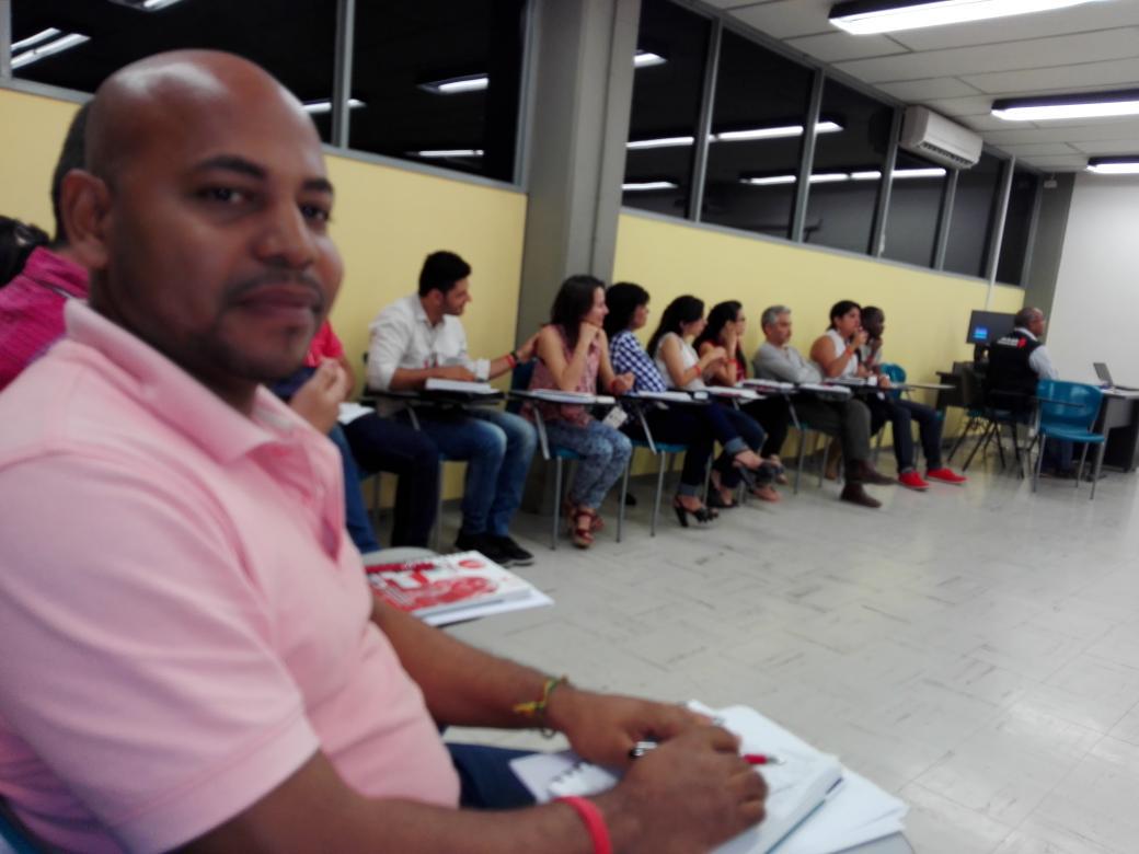 leoangelR's tweet photo. Diplomado Seňales de Paz Comunicacion-Radio- Cultura Univalle Mincultura listo para trabajar http://t.co/g4d7wJR0zE