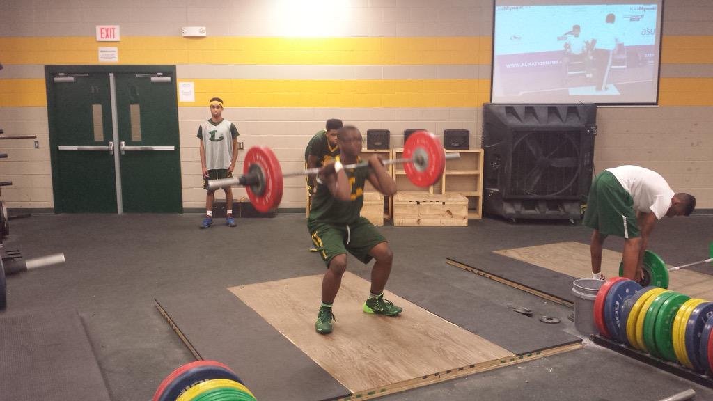 LHS_LOBOSBBALL's tweet image. Even when they aren&apos;t on the court, they working it out. #trainingnonstop🏀