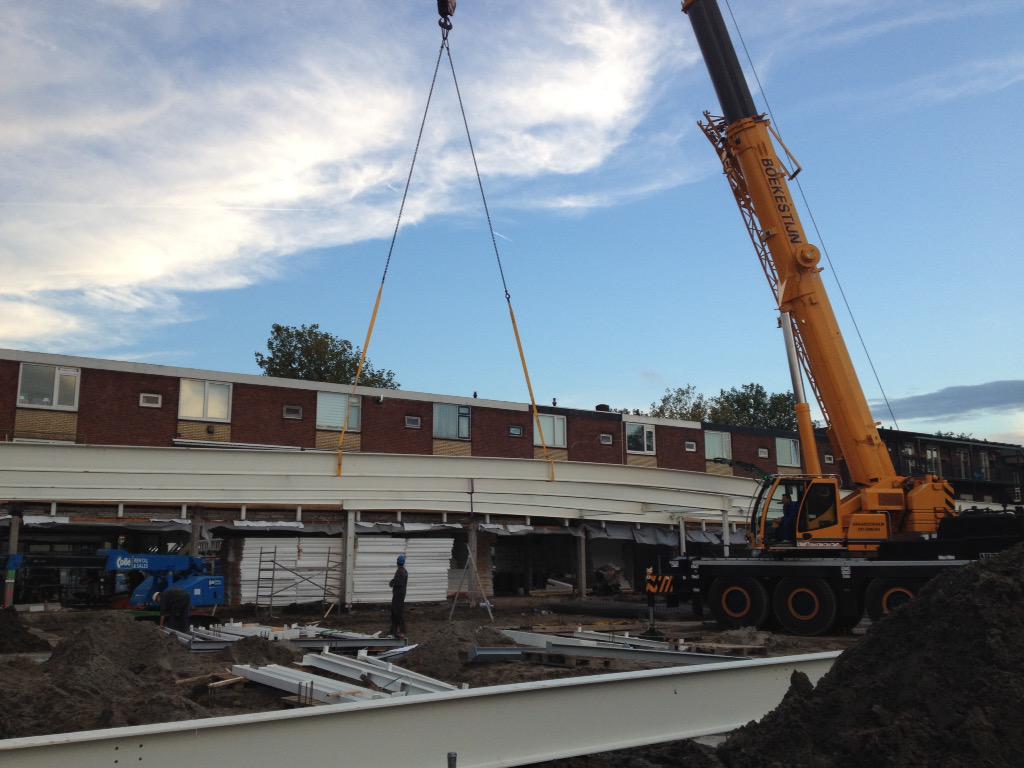 KBGprojecten's tweet image. Staalconstructie schiet de grond uit. Ondertussen wordt de vriescelvloer klaar gemaakt om te storten. #KBG