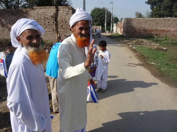 kym_fr's tweet photo. #KYM &amp; ses volontaires ont distribué des #AidesHumanitaires aux familles nécessiteuses dans 4 régions ≠ au #Pakistan. http://t.co/LUtE6zUIHI