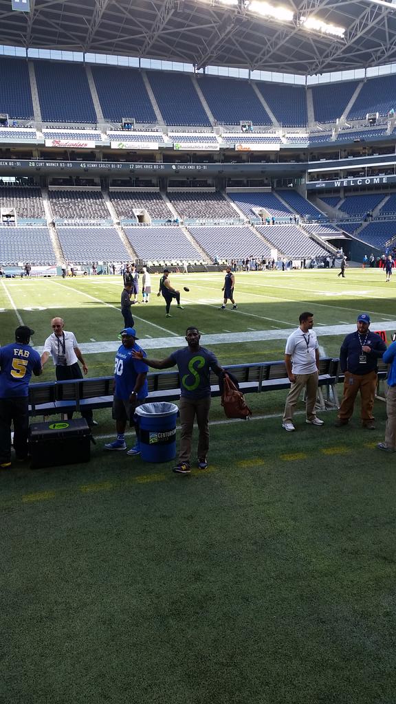 Searawk's tweet photo. Thank you @MarcusTrufant for stopping to say hi, and posing for the picture at the game yesterday. #truclass http://t.co/3DYr0SHGov