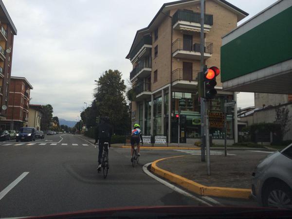 La bici está bien para hacer deporte, para no contaminar... pero no para saltarte las señales
🚑🚑🚑
#NoEresInmortal