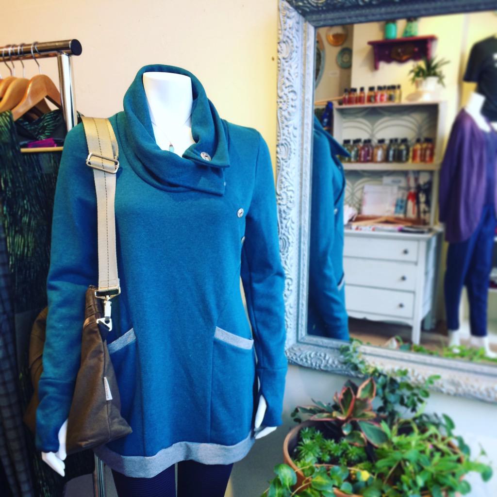 Freedom_CC's tweet photo. Cozy up time with this beautiful tunic length sweater w extra long sleeves for those of you w chilly digits 🙏😊 http://t.co/IGiqup0jIb