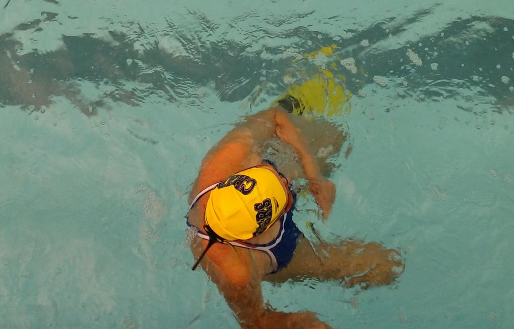 RettaRace's tweet photo. Trying out @FINISswim 's new #PostureTrainer tool! Giving #Masters swimmers lil' love taps all morning :) http://t.co/BpvNl1QDlQ