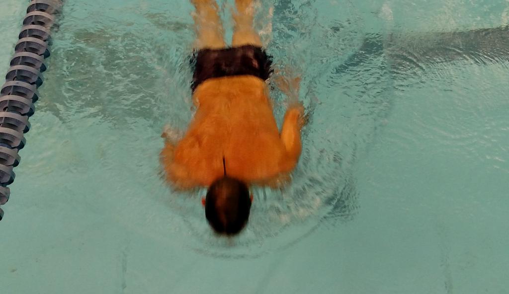 RettaRace's tweet photo. Trying out @FINISswim 's new #PostureTrainer tool! Giving #Masters swimmers lil' love taps all morning :) http://t.co/BpvNl1QDlQ