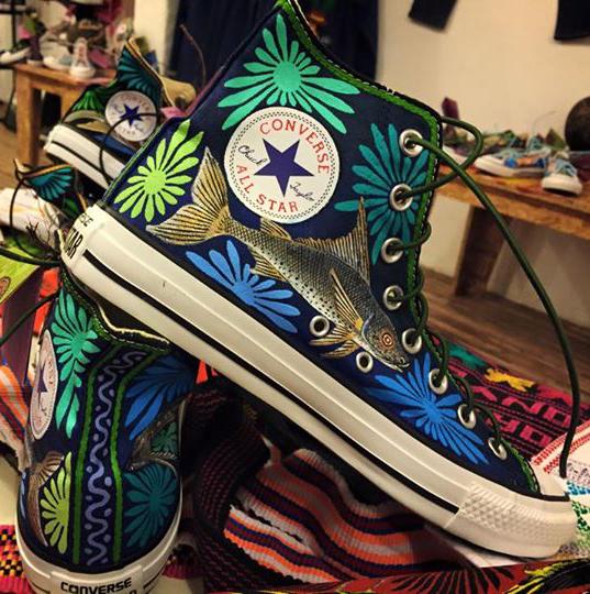 converse_mexico's tweet photo. Obras de arte hechas por Grabadores Mixtecos Unidos. #PintandoPasos http://t.co/Obim1A1wPU