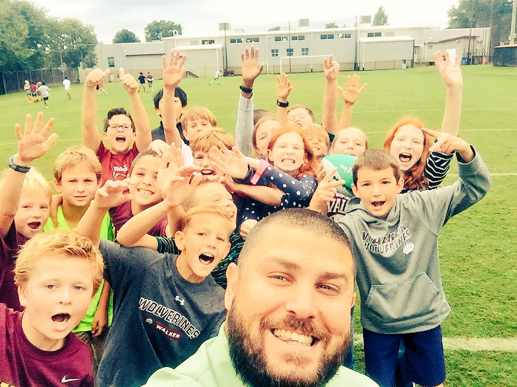 RobertoLlopart's tweet image. 4th graders playing co-ed football during recess...with cheer squad! #socialskills #concentrationboost #stressrelief