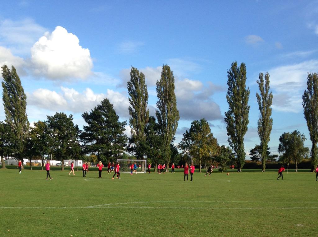 CUFCGW's tweet photo. Blue skies for our @FLT_FFD session this afternoon! #GirlsFootballWeek http://t.co/pxq53wFIzz