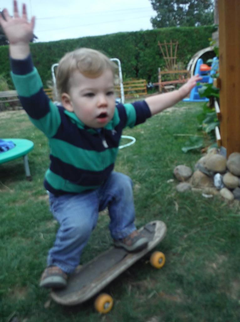 BenForstag's tweet photo. My boy is already cooler than I am. #notthathard #skateboarding #toddlerlife #pdxnow #pdxdad #FoPoPDX http://t.co/500uaboJFq