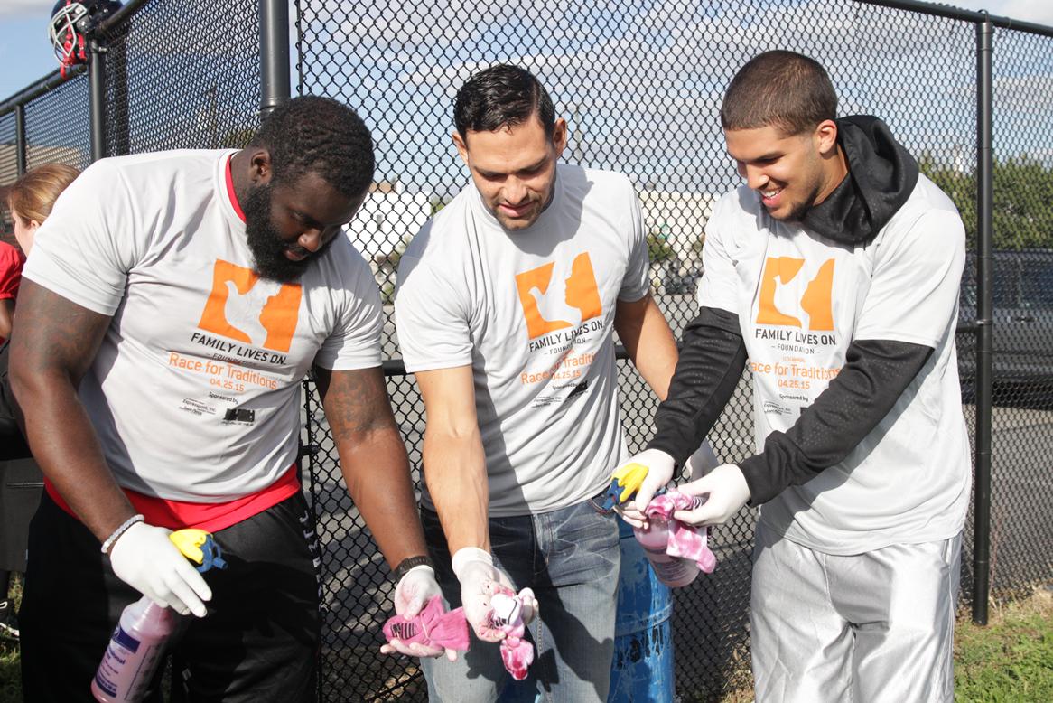 NFL345's tweet image. On 10/5, the @Eagles partnered with the Family Lives On Foundation and tie-dyed socks pink for #BCA Month.
