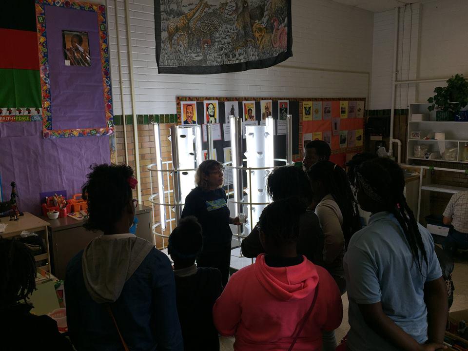 GreenSTLMachine's tweet photo. Towers installed! #students carefully listening to instruction. #towergarden #schoolgarden #greenstlmachine #garden http://t.co/K9i8GFXXOO