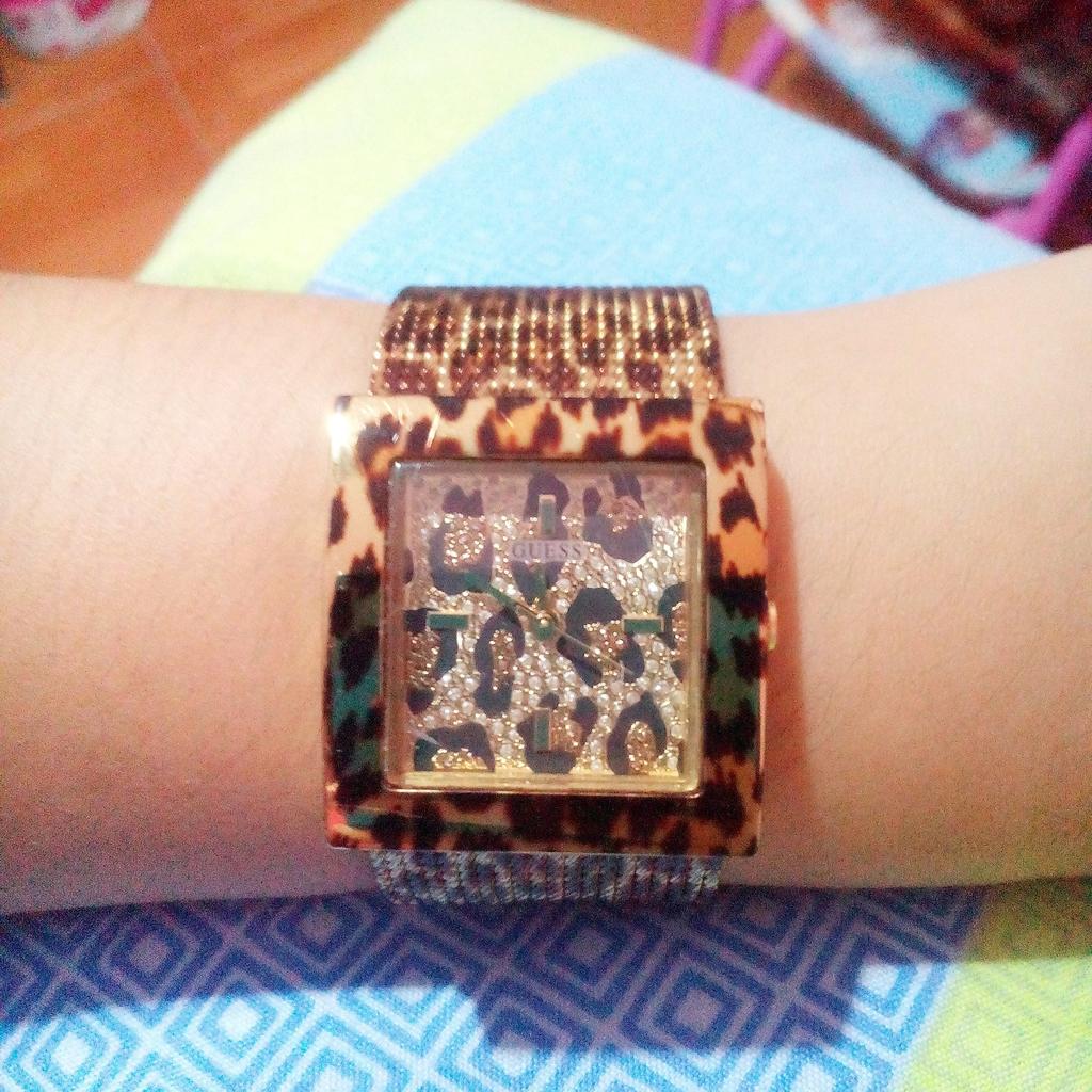 jesbeth_madjus's tweet photo. ###GuesS watch!!!
###leaopardprint!!!! http://t.co/Zt7K7zVnSg