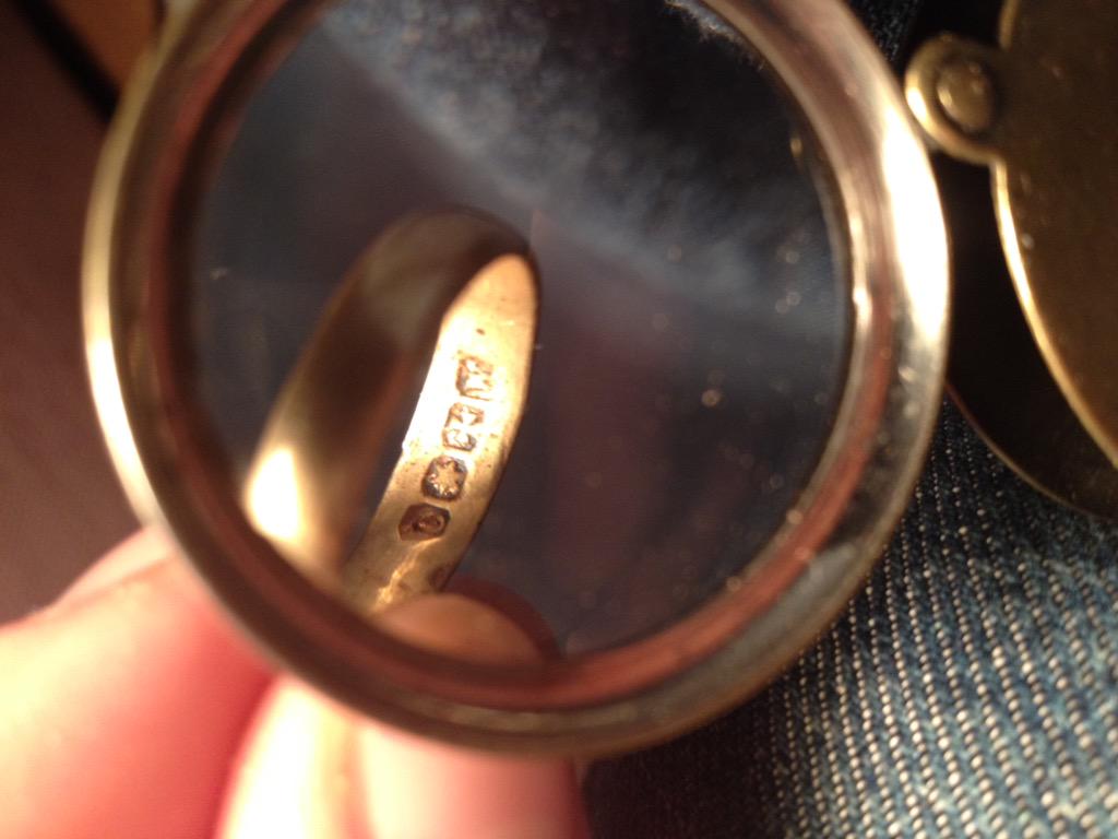 rubble_buster's tweet photo. Anyone recognise the #hallmarks on this little #gold ring ? Looks like an #Maltese or #ironcross to me...👍🏼 http://t.co/yXyBDcZ4Ua