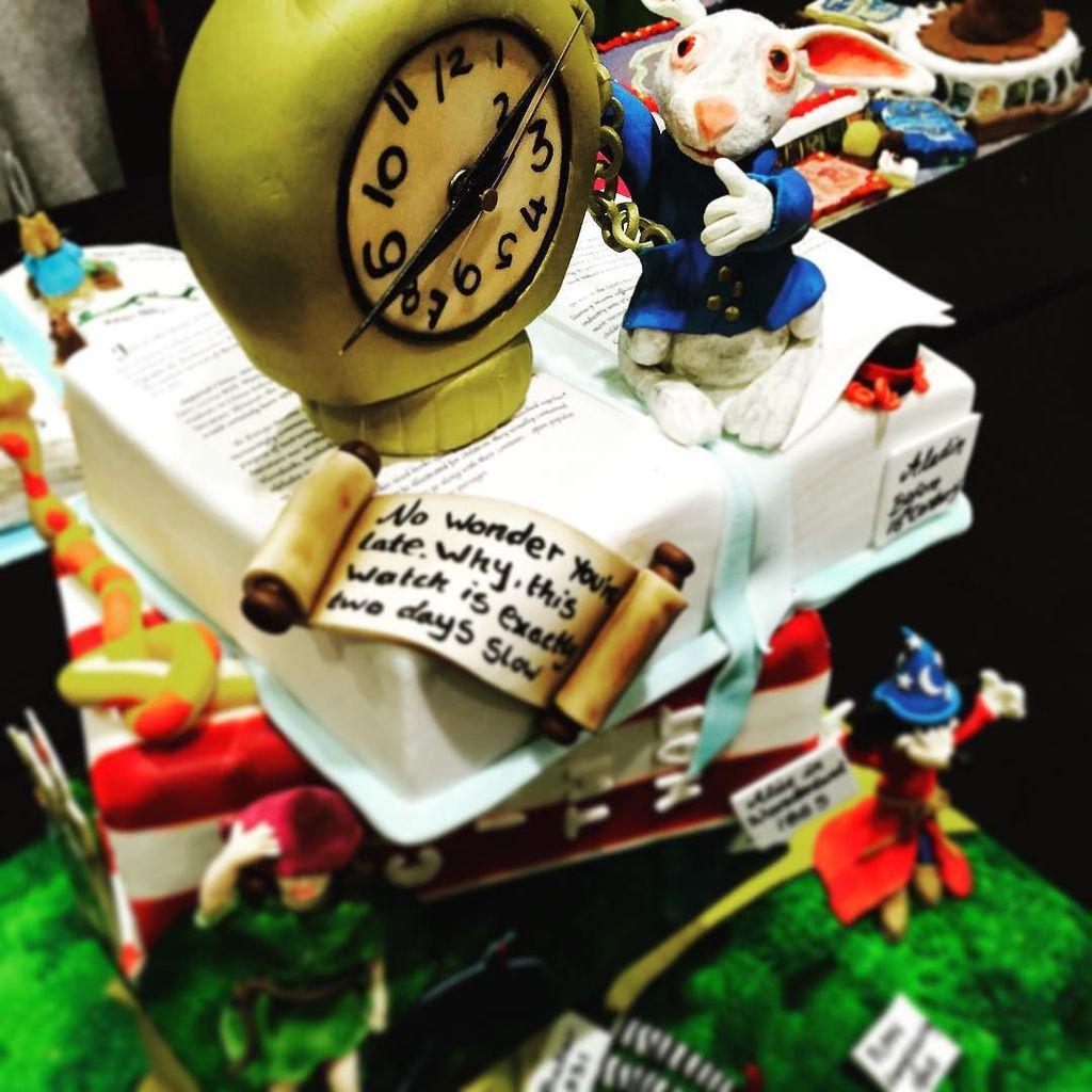 mybaker_co's tweet photo. We were in wonderland after seeing this @daisybcreations #daisybcreations #london #homebak… http://t.co/tI5kOfaGhn http://t.co/LAzas9jlwj