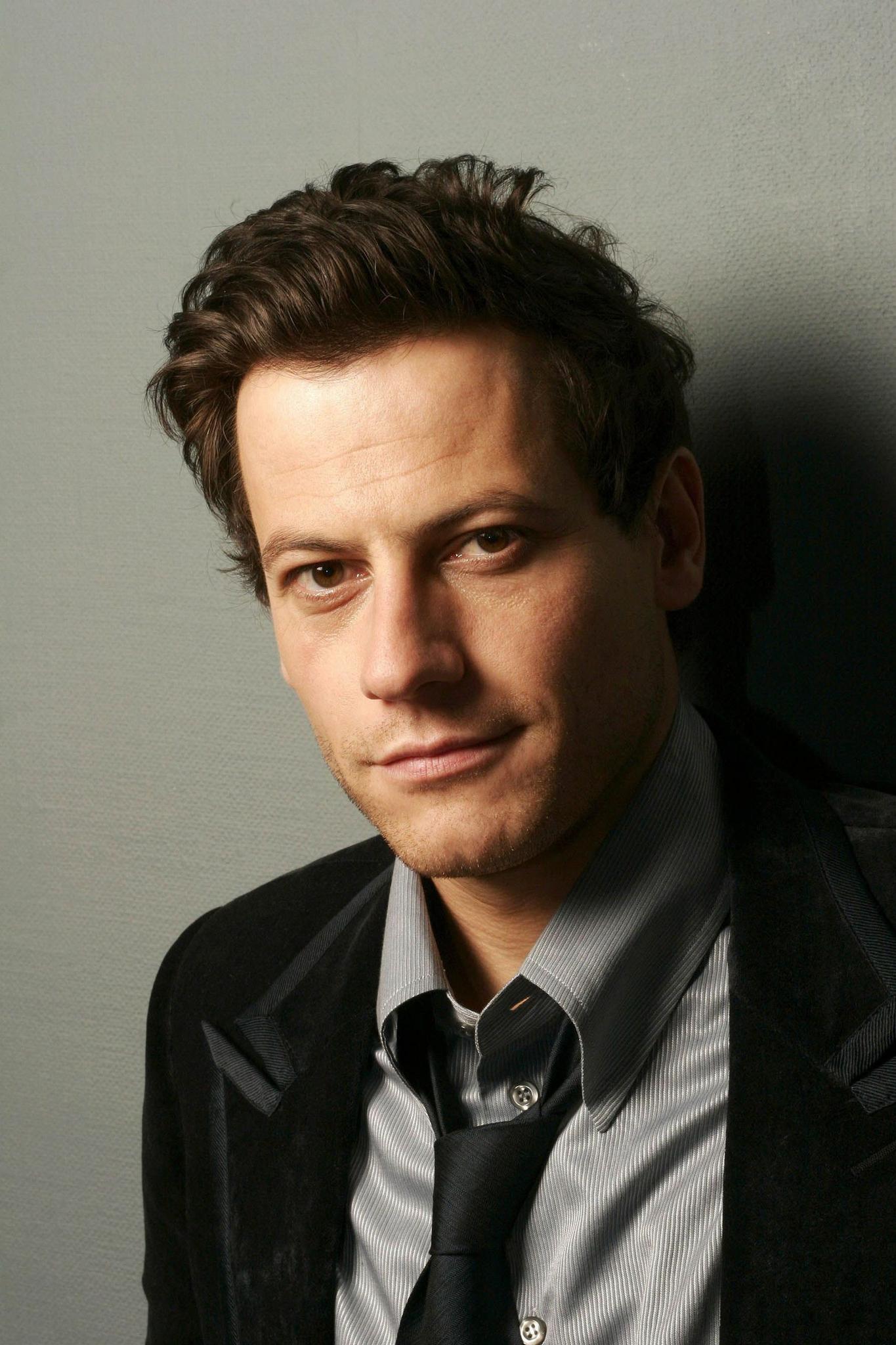 Happy Birthday to the one and only Ioan Gruffudd! 