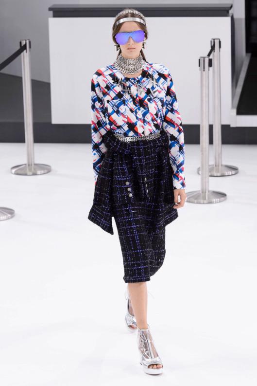 TheCut's tweet photo. Here is everything you need to know about @Chanel’s airport-themed show: http://t.co/MqVqATA7A7 http://t.co/byKUNKs5mm