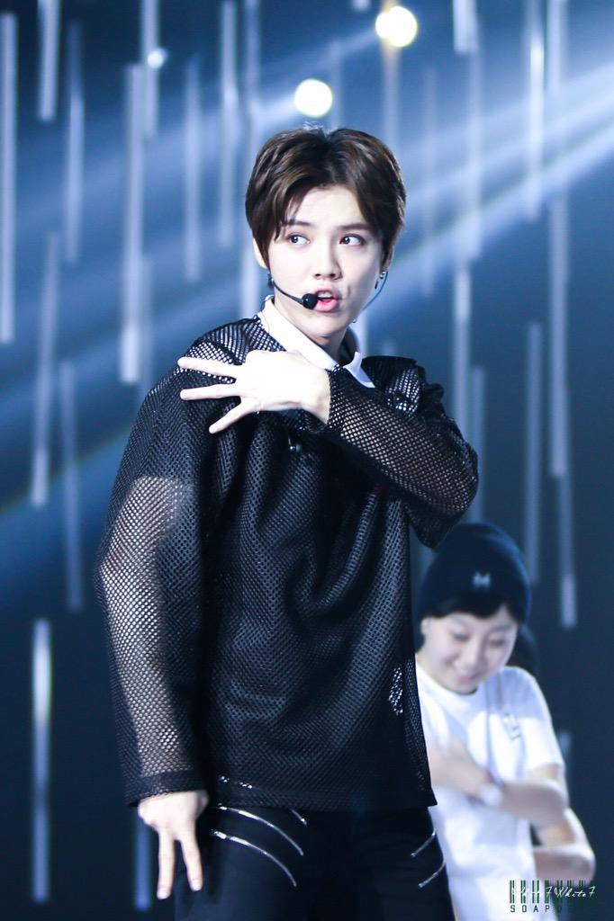 LUHANMAMA's tweet photo. 1-2-3 😝 #LuhanFirstMiniCon
http://t.co/Vm524yTARA
http://t.co/mcdeJTKw6O
http://t.co/3Zi5IVYVND
cr:White7White7 http://t.co/O4ZbEEIS3V