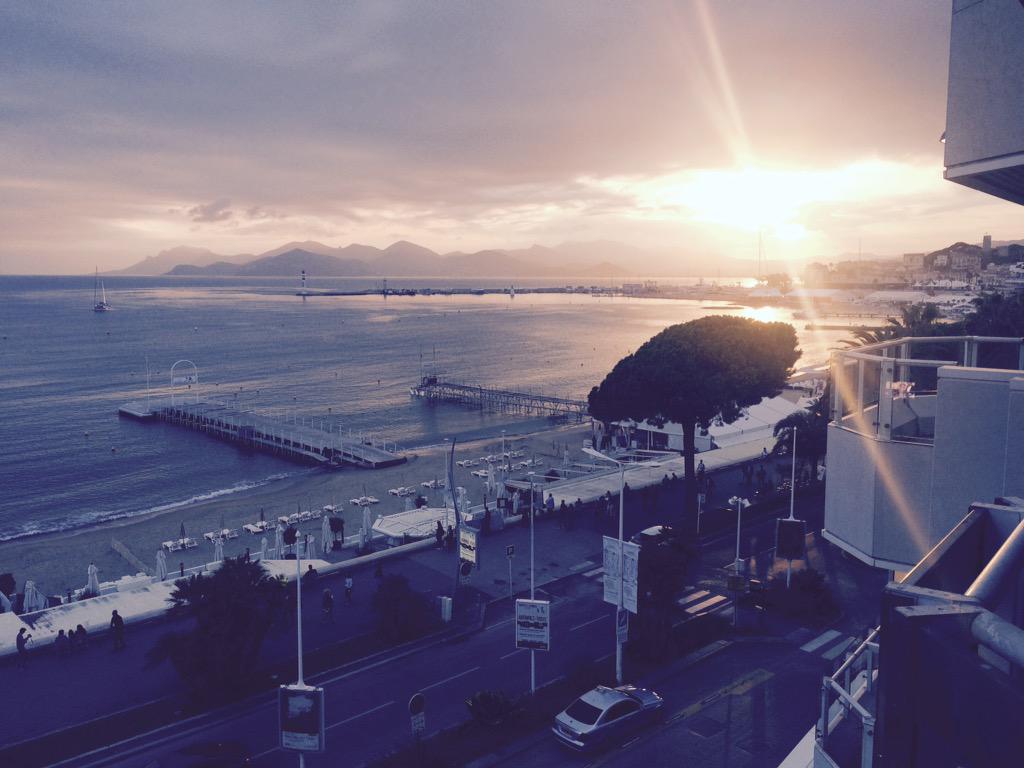 Sunset cocktail avec @TwitterFrance #mipcom 140 petits bonheurs :-)