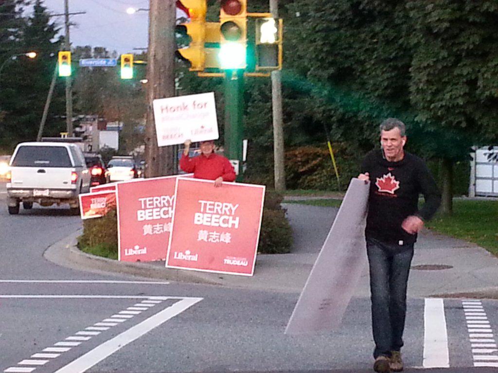 terrybeech's tweet photo. Our team of volunteers out early this morning in #NorthVan! #honkforchange #sendterryasign #lpc http://t.co/v4dN5wM4ng