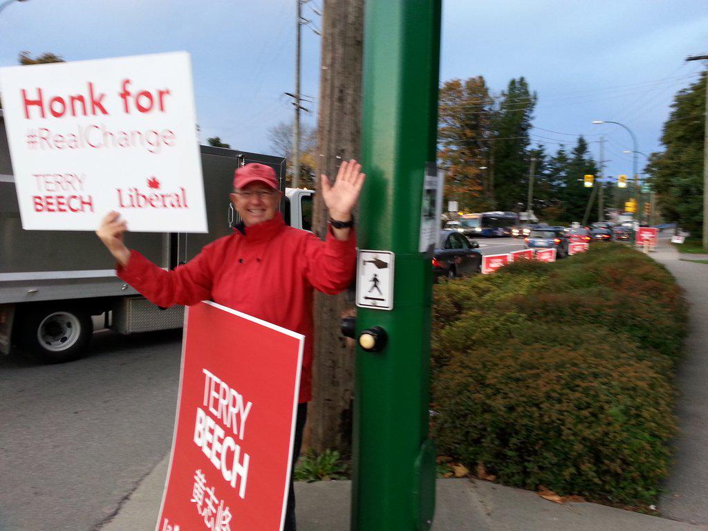 terrybeech's tweet photo. Our team of volunteers out early this morning in #NorthVan! #honkforchange #sendterryasign #lpc http://t.co/v4dN5wM4ng