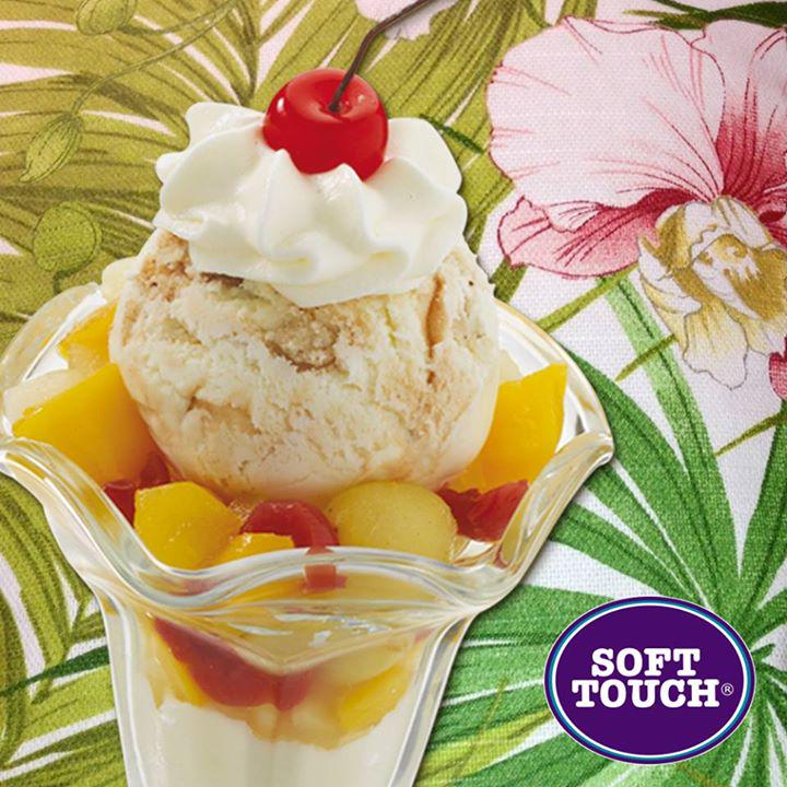 Deléitate con nuestra exquista mezcla de frutas en almibar con #helado de vainilla y praliné.